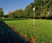 840092 Gezicht op de hondenspeelweide Beethoven aan het Atleeplantsoen in de wijk Kanaleneiland te Utrecht.